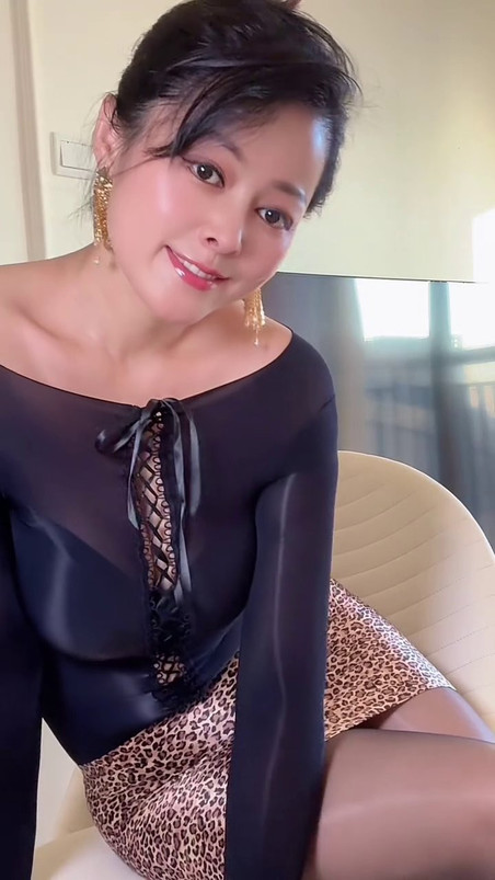 阿姨的豹纹裙