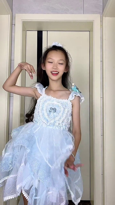 听夜雨 听夜雨手势舞～#听夜雨 #爱跳舞的小姑娘 #浅跳一下