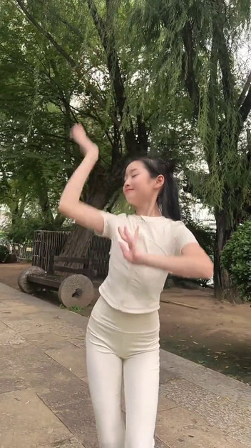 我有一段情入画后归旧梦故里，搭配秋天的小凉风。#古典舞