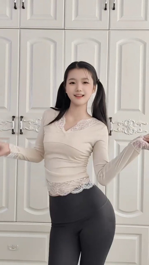 吕小样，扭胯舞，女孩