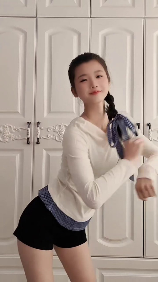 扭胯舞，女孩